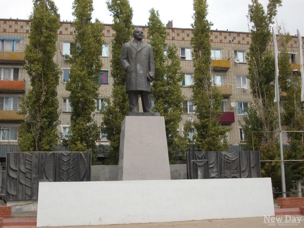 В Палласовке задержаны вандалы, закрасившие баллончиком табличку на памятнике Ленину